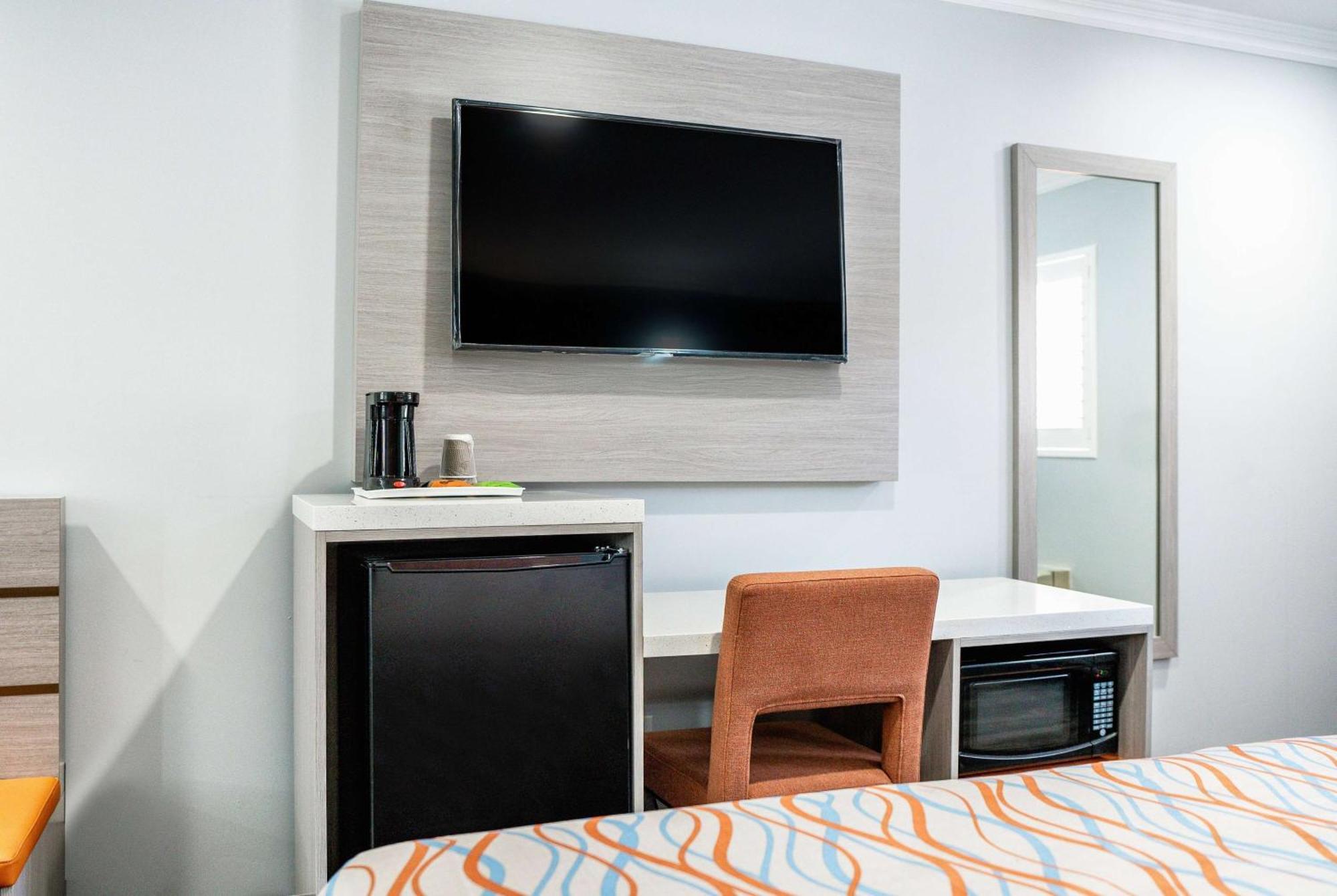 Travelodge Inn & Suites By Wyndham Bell Los Angeles Area Exterior photo